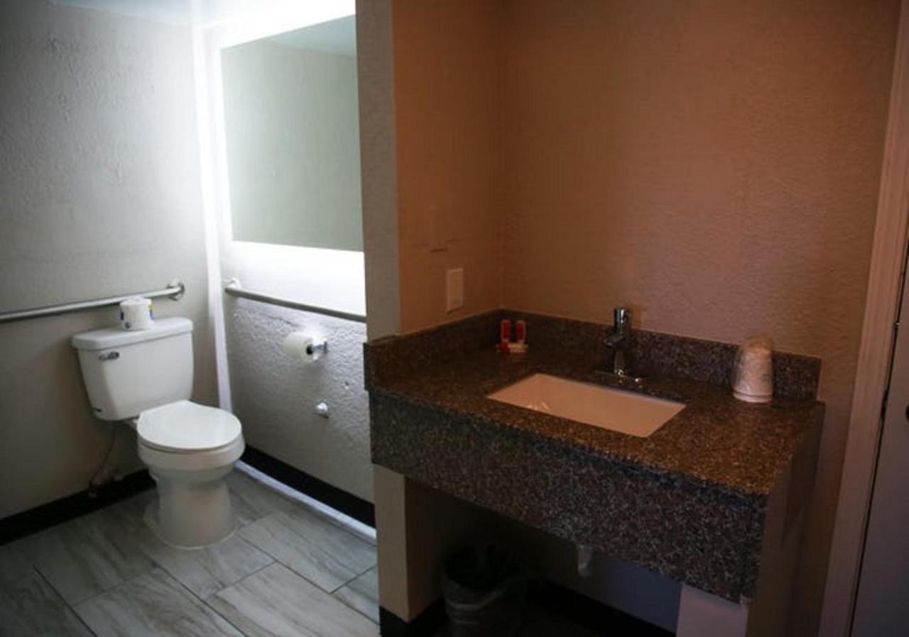 Days Inn And Suites By Wyndham Port Huron Zewnętrze zdjęcie