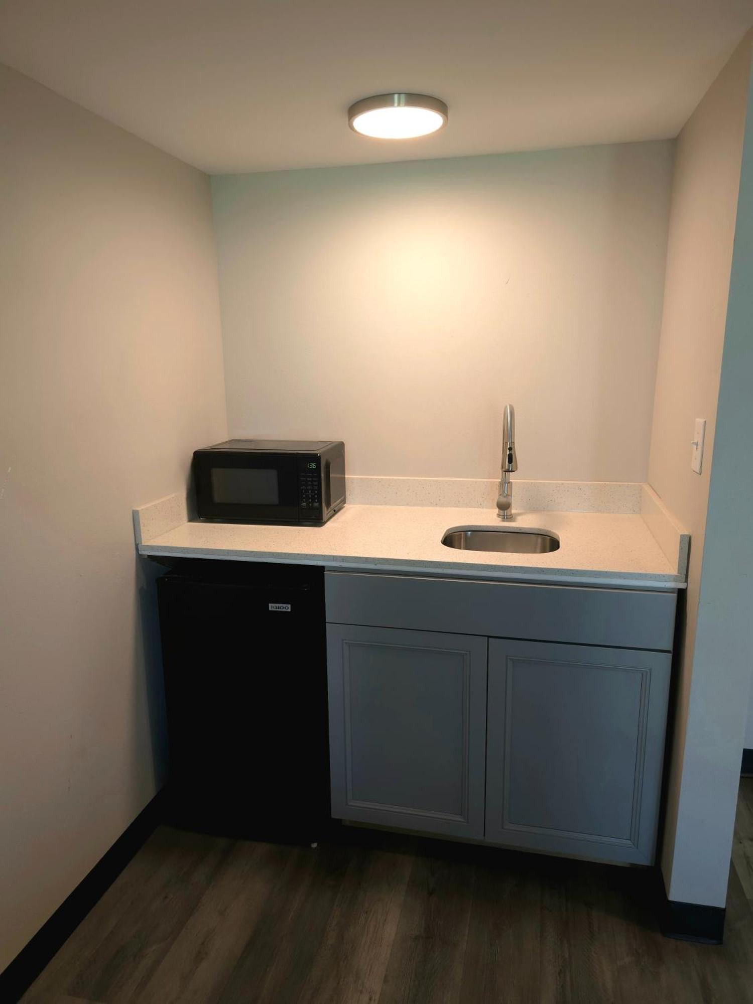 Days Inn And Suites By Wyndham Port Huron Zewnętrze zdjęcie