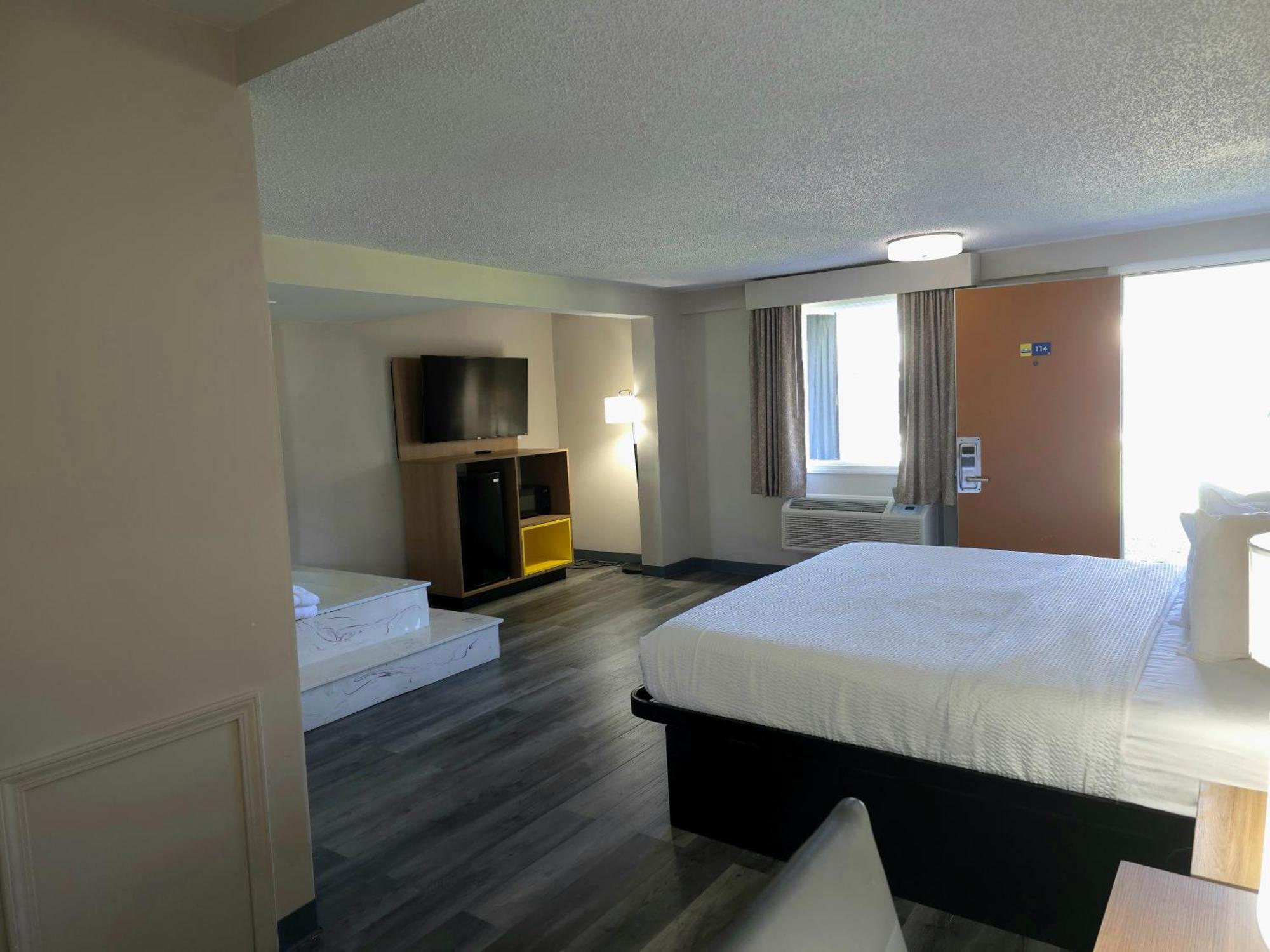 Days Inn And Suites By Wyndham Port Huron Zewnętrze zdjęcie