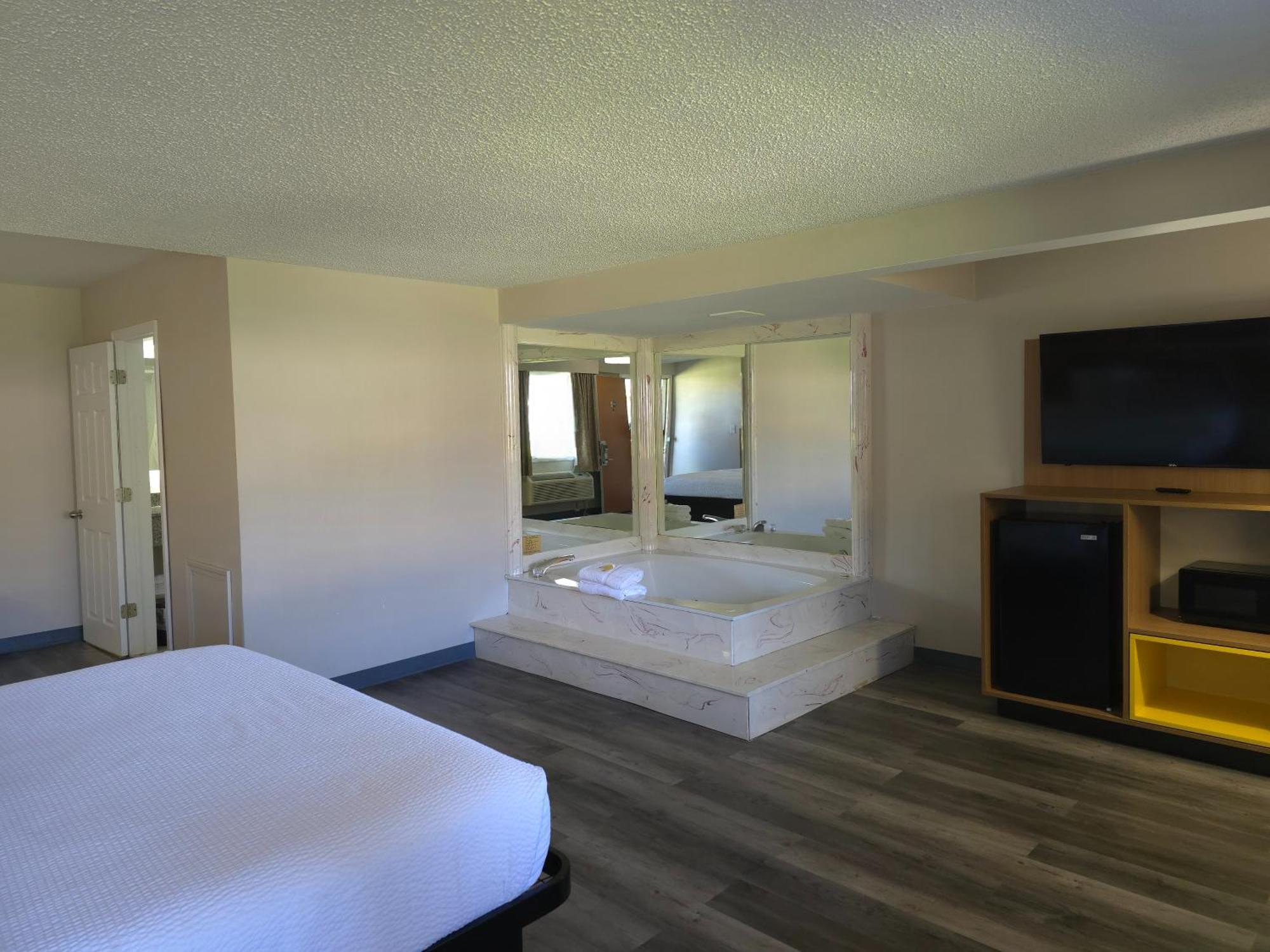 Days Inn And Suites By Wyndham Port Huron Zewnętrze zdjęcie